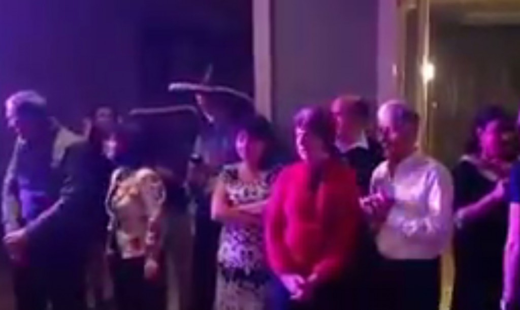 VIDEO Cum s-au distrat crescătorii de albine la cheful de încheiere a Târgului Apicol
