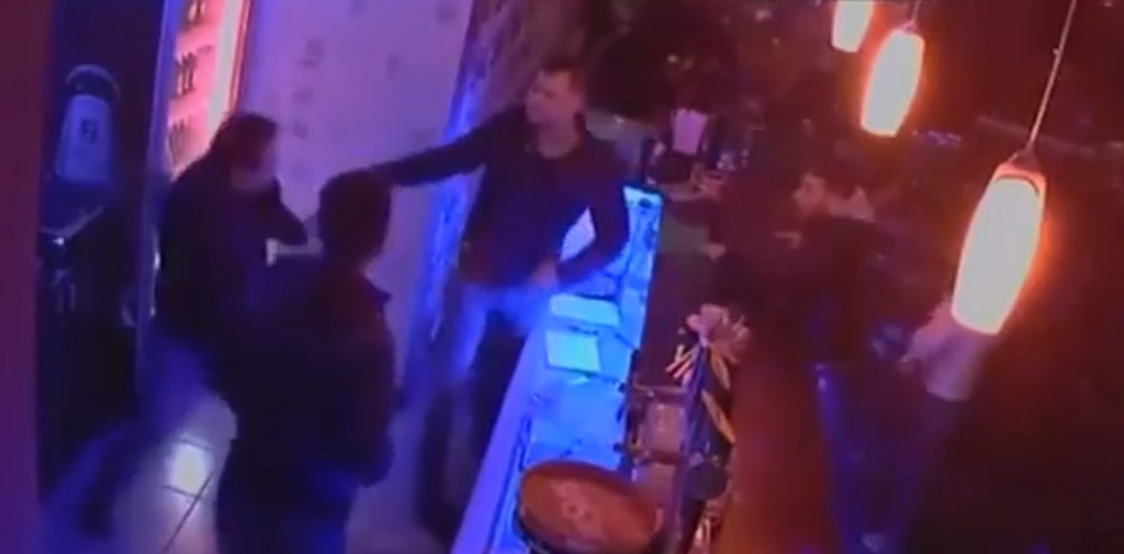 VIDEO Patronul unui club de manele din Rovinari, bătut cu cruzime de un condamnat la închisoare