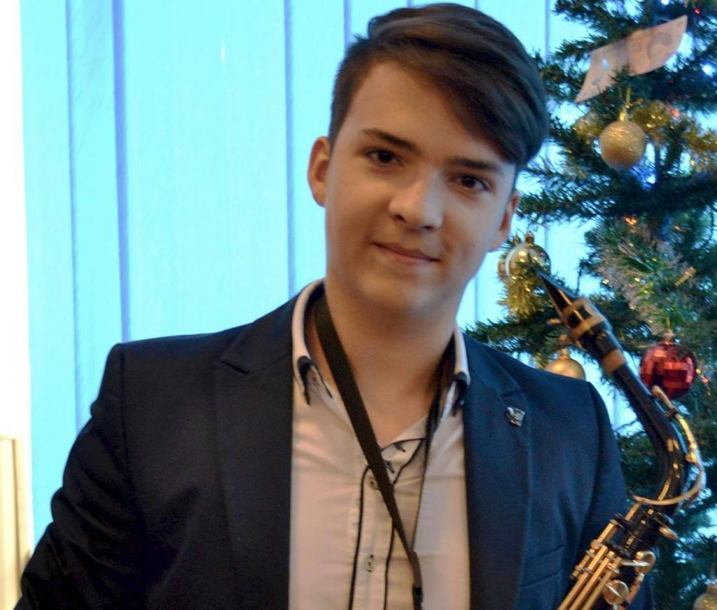 Un elev al CT Motru, cel mai căutat DJ la petrecerile din oraș! Damian cântă și la saxofon
