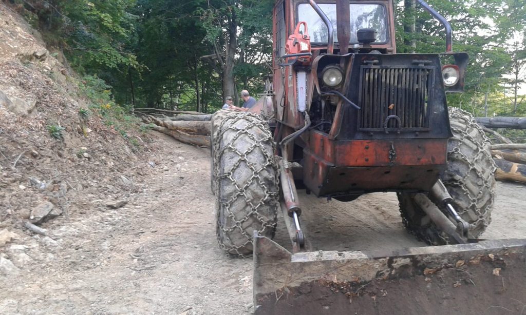 Amendat cu 8.000 de lei pentru că a traversat cu un utilaj un curs de apă