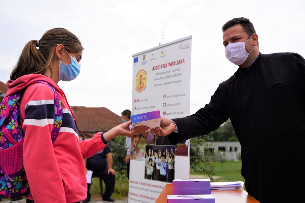 30 de elevi sărmani din Alimpești au primit tablete
