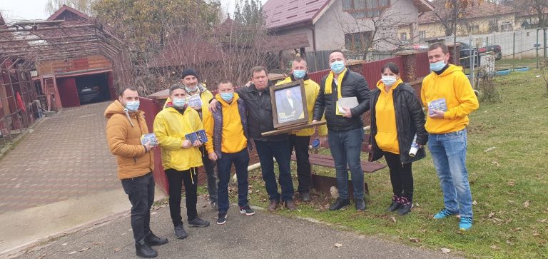 Fotografie cu un candidat la Senat, plimbată pe ulițele unui sat ca pe icoană