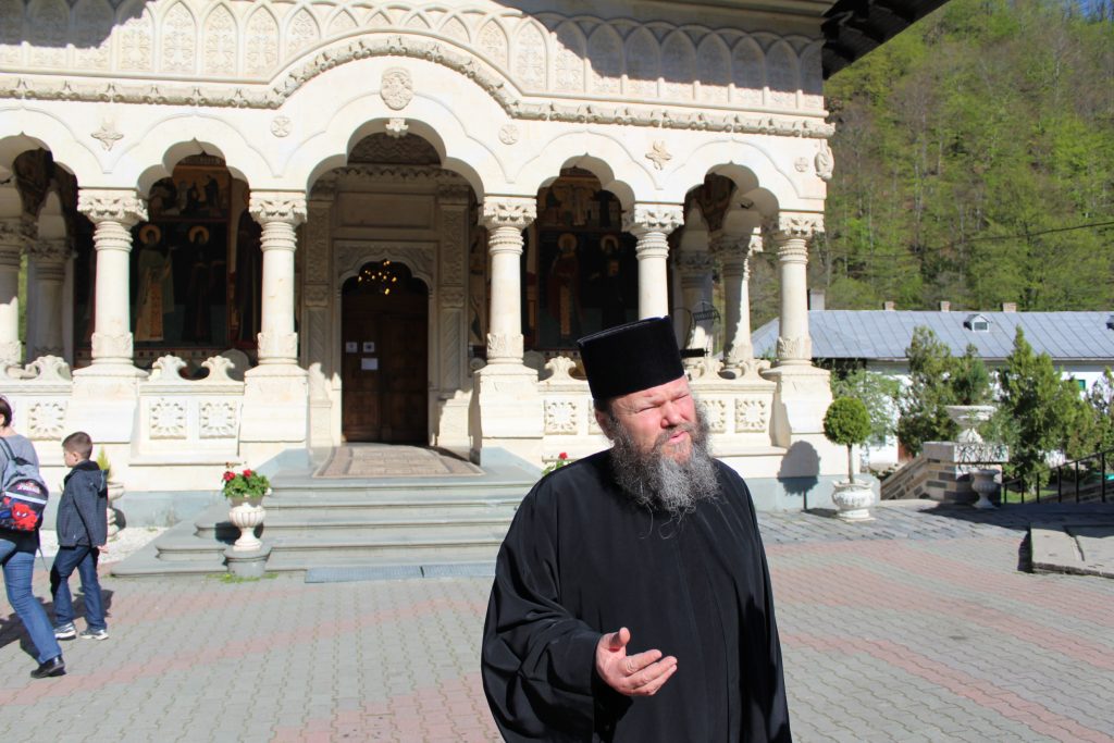 Starețul Mănăstirii Lainici, internat la terapie intensivă cu SARS-CoV-2