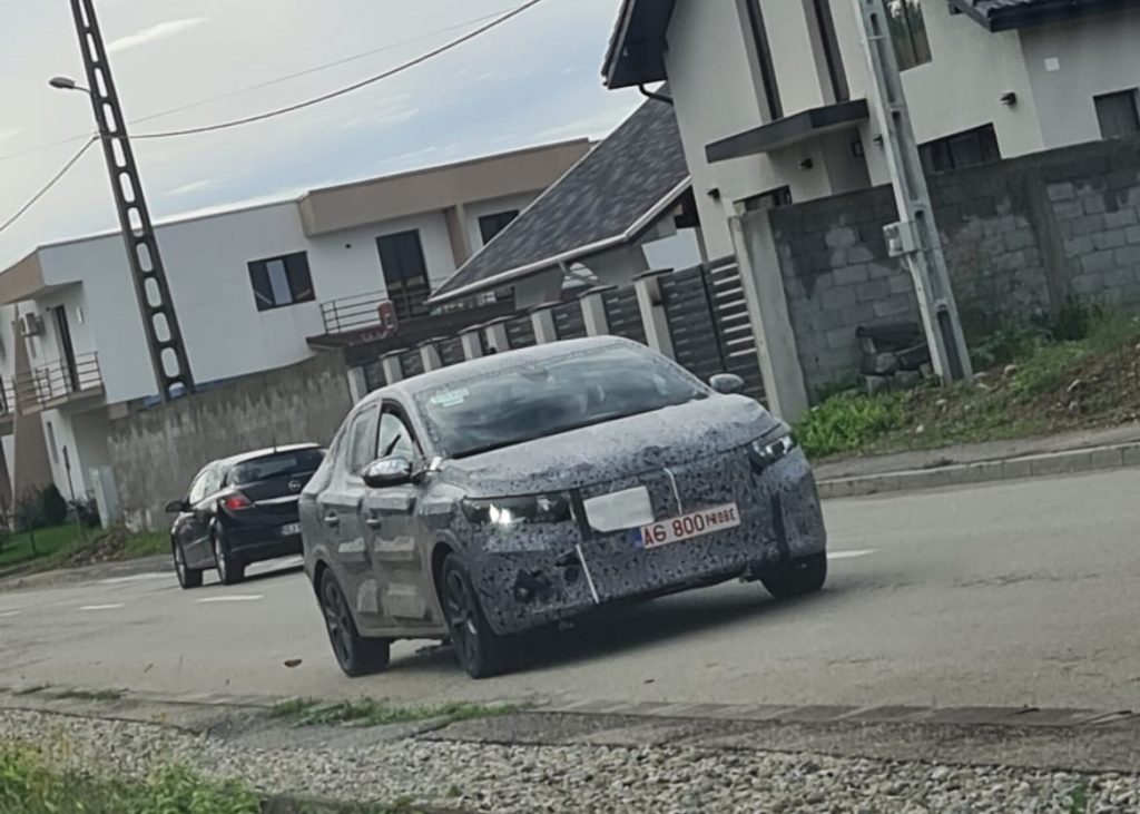 Noul Logan, camuflat pe o stradă din Târgu Jiu