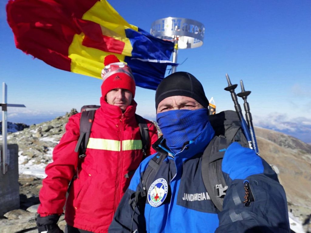 Drapelul național pus de doi salvatori pe Vârful Parângul Mare