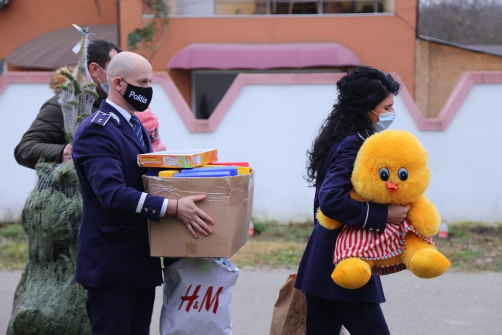 Moș Crăciun adus de polițiști în casele unor familii sărmane din Gorj