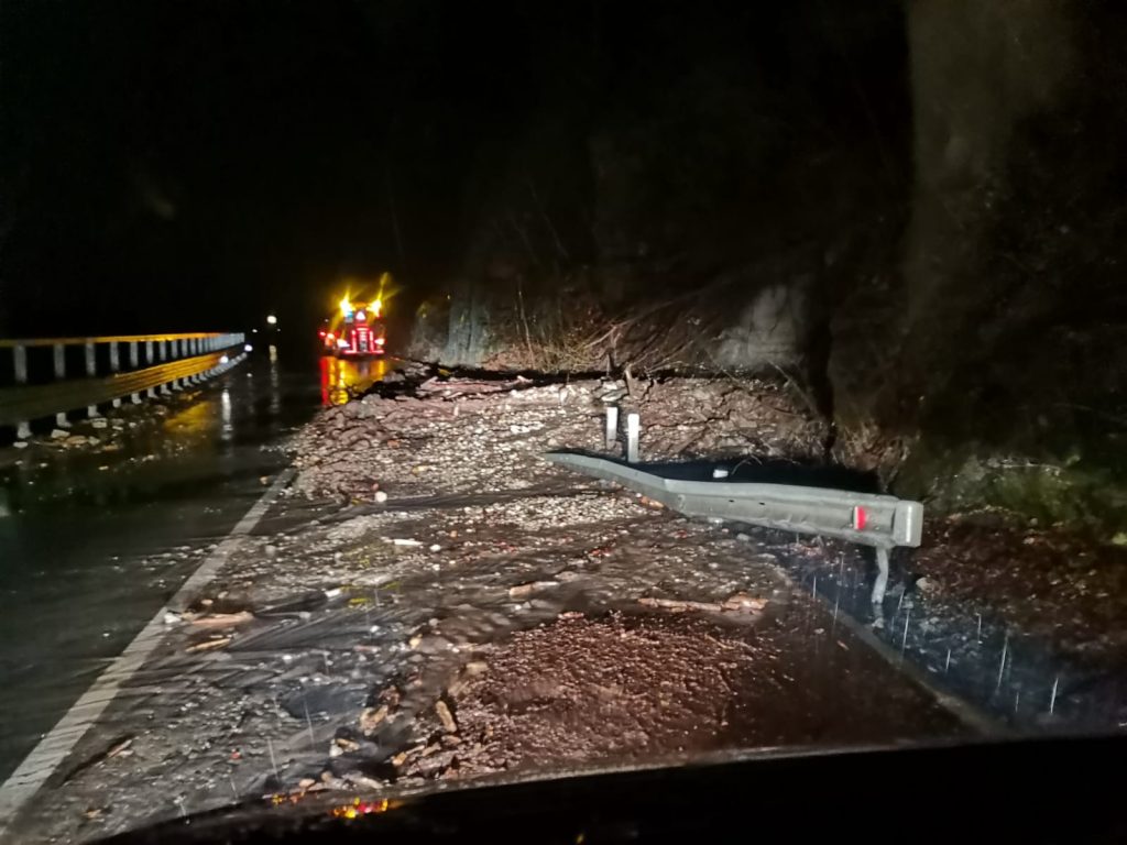 Drumul din Defileul Jiului blocat de grohotiș