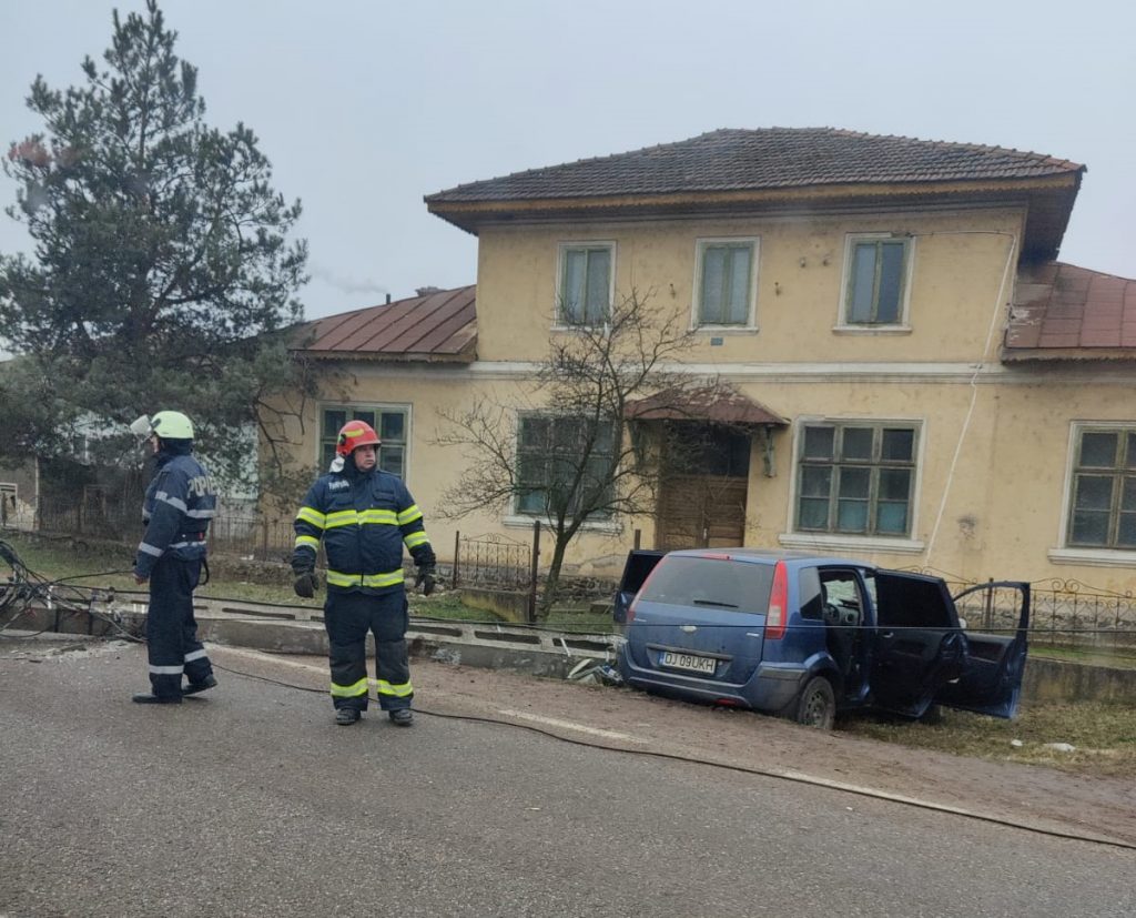 Mașina condusă de un tânăr din Motru a intrat într-un stâlp de electricitate