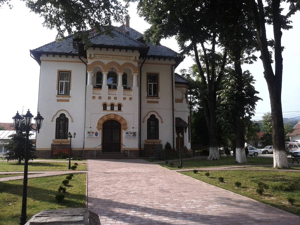 Funcționar din Primăria Novaci, dar pe mâna procurorilor anticorupție