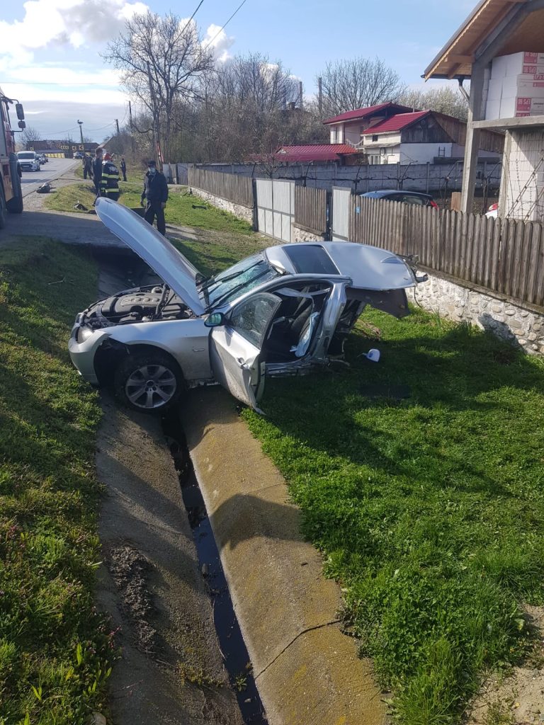 Mașină ruptă în două. Șoferul a supraviețuit