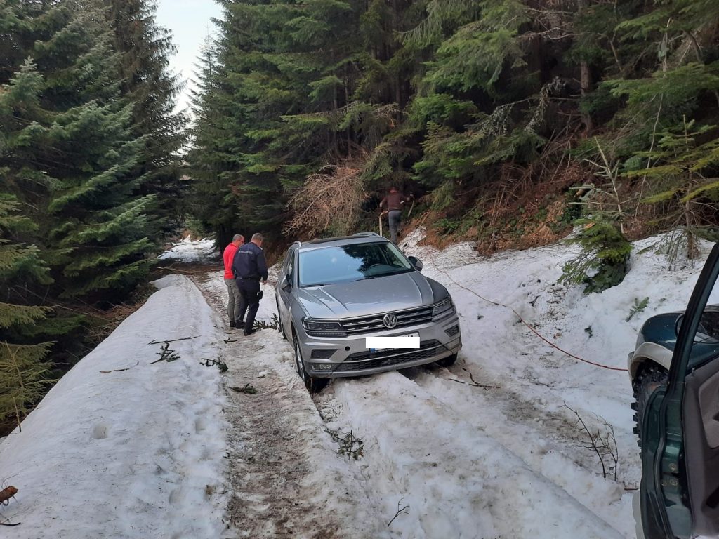 A rămas cu mașina înzăpezit pe Valea Sohodolului