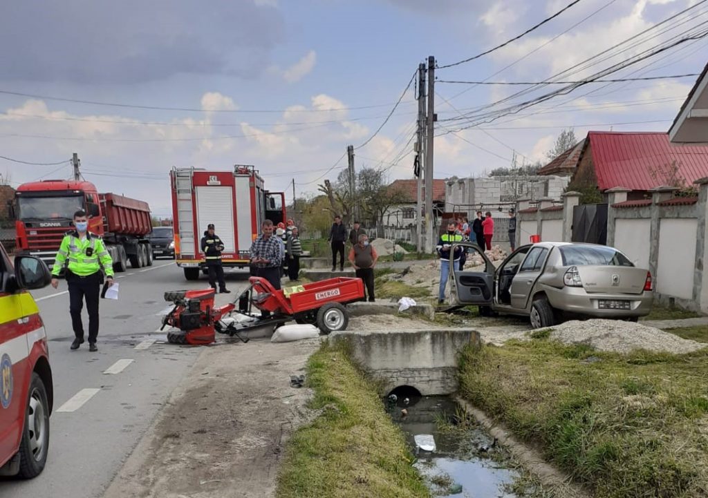 Imagini cu accidentul de la Plopșorul. Un utilaj agricol, implicat în evenimentul rutier