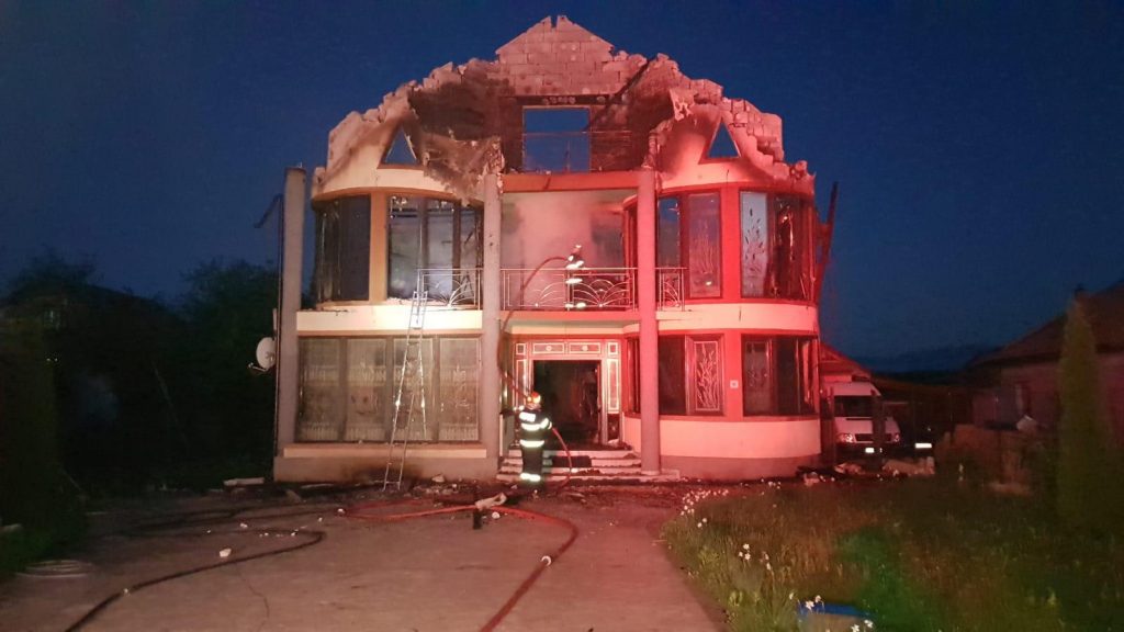 Încă un bărbat reținut pentru incendierea caselor din Budieni