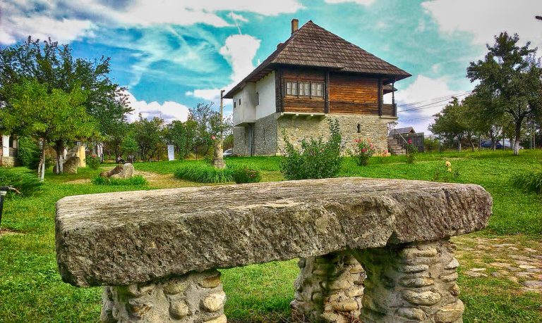 Post de supraveghetor şi de muncitor la muzeul de la Curtişoara. Se cer studii medii