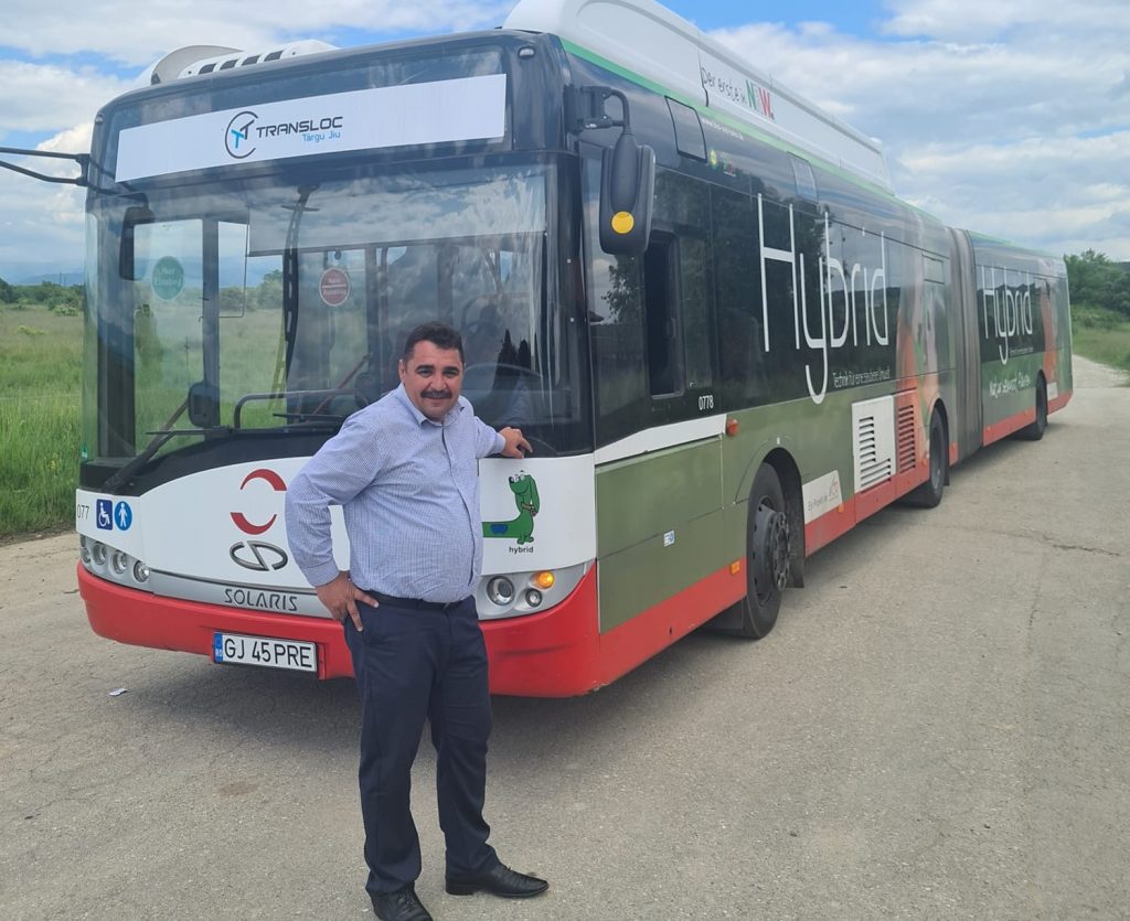 Autobuz hibrid de transport în comun, pe străzile din Târgu Jiu
