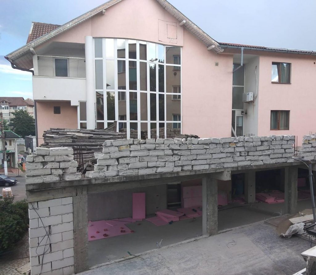 Proprietarul unui hotel din Târgu Jiu, amendat cu un miliard de lei de Poliţia Locală