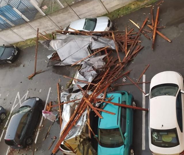 Blocul în care locuiește primarul Marcel Romanescu, afectat de furtună
