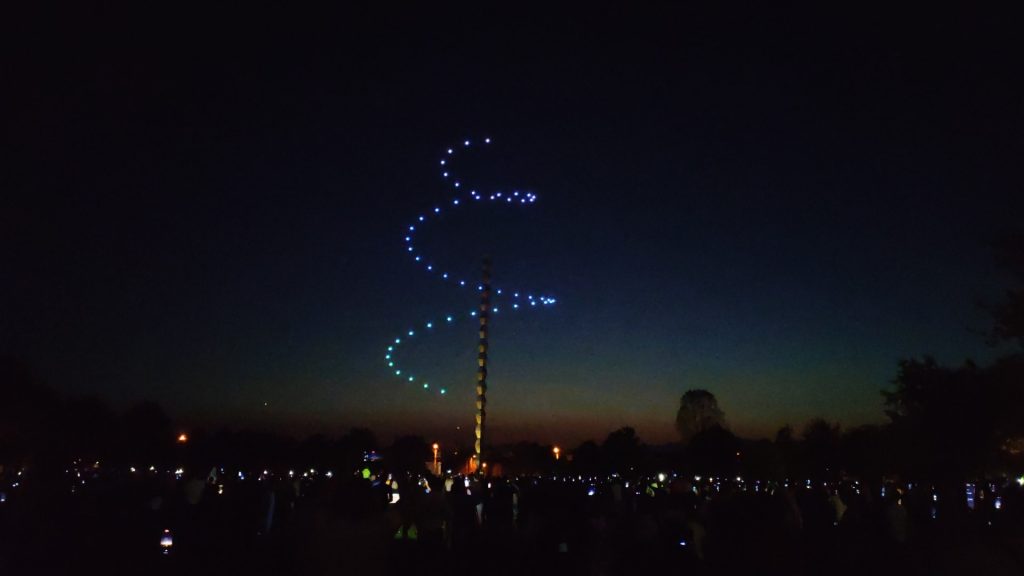 VIDEO Vezi spectacolul fascinant al dronelor luminoase de la Coloana „fără Sfârșit“