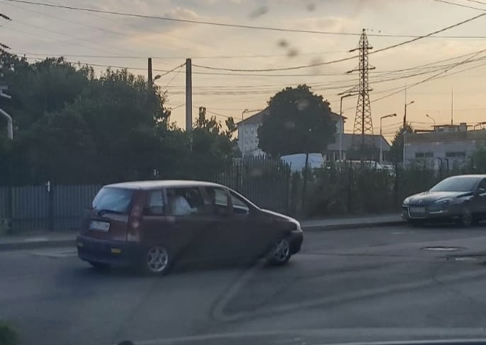 50 de saci cu moloz transportați cu un Fiat Punto