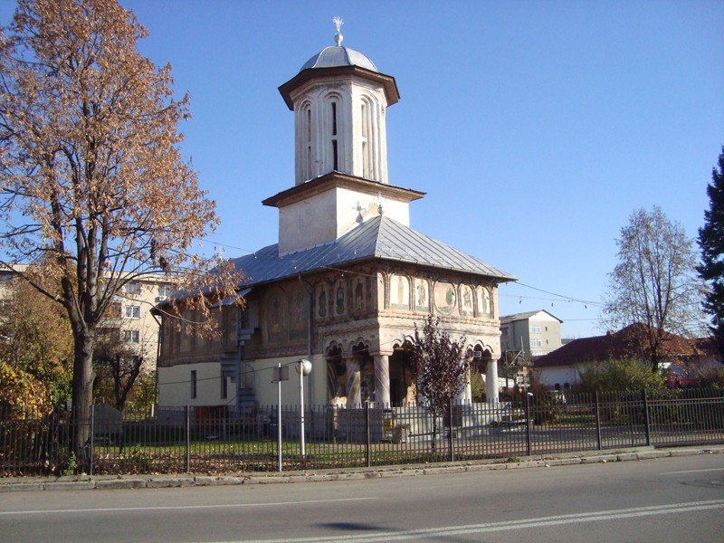 Prins în timp ce își făcea nevoile pe o biserică monument istoric din Târgu Jiu