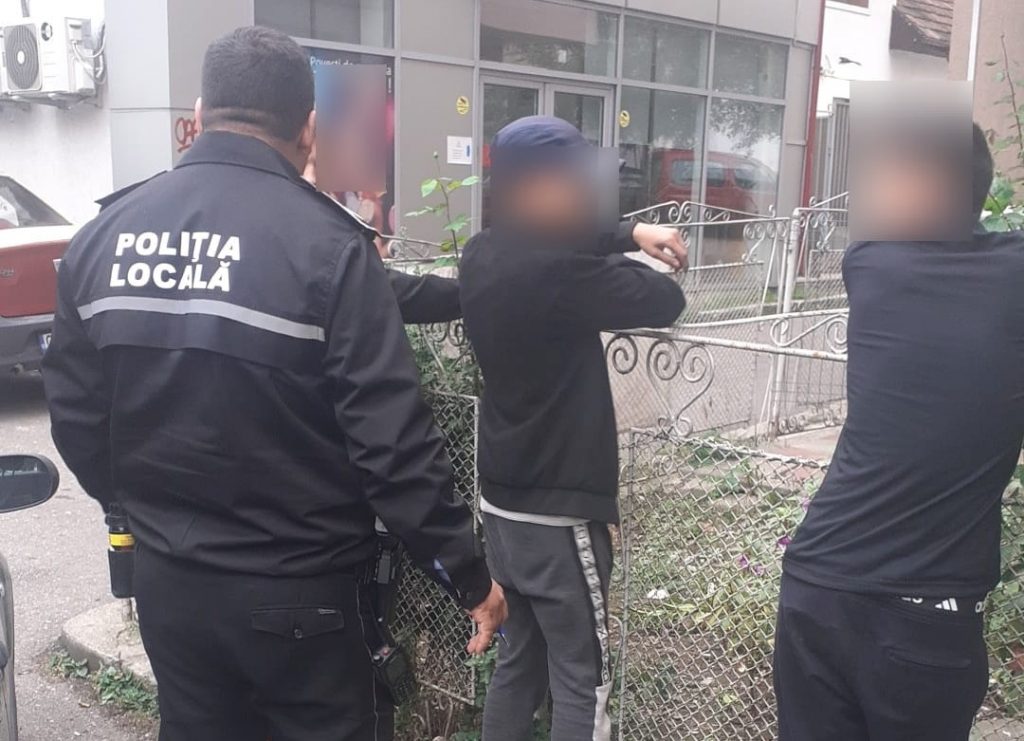 Scandal între adolescenți în centrul municipiului Târgu Jiu. Polițiștii locali au intervenit