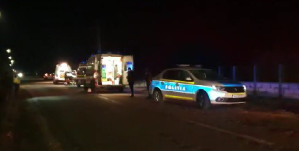 Accident groaznic: a lovit cu mașina un copil de zece ani care împingea un scaun cu rotile în care era mama sa