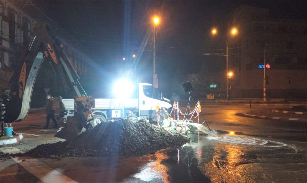 „Gigel“ de la firma care construiește „centura“ municipiului Târgu Jiu a spart o conductă de apă