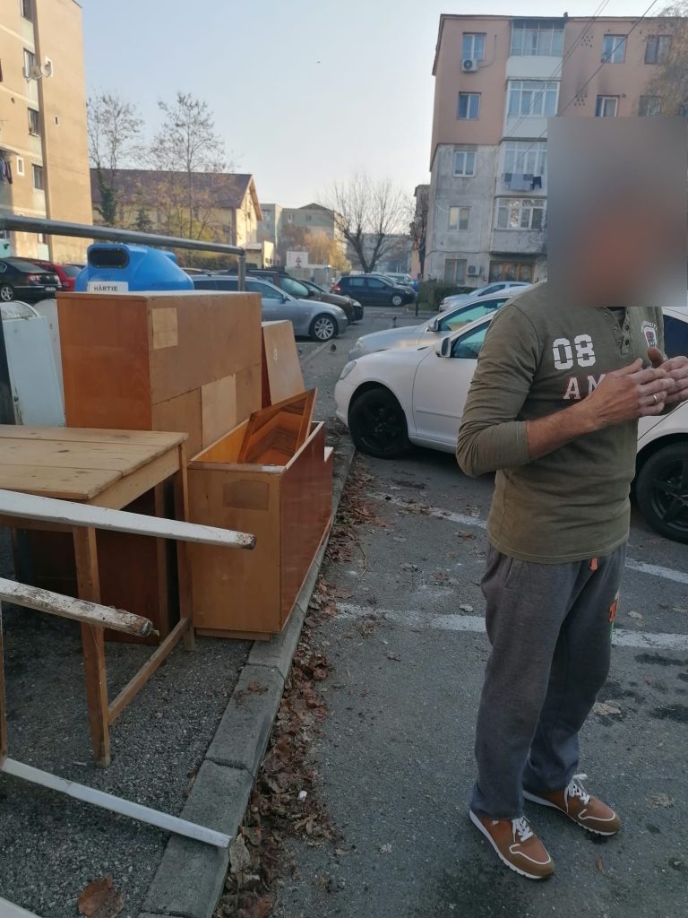 Târgujian amendat pentru că și-a aruncat mobila din locuință