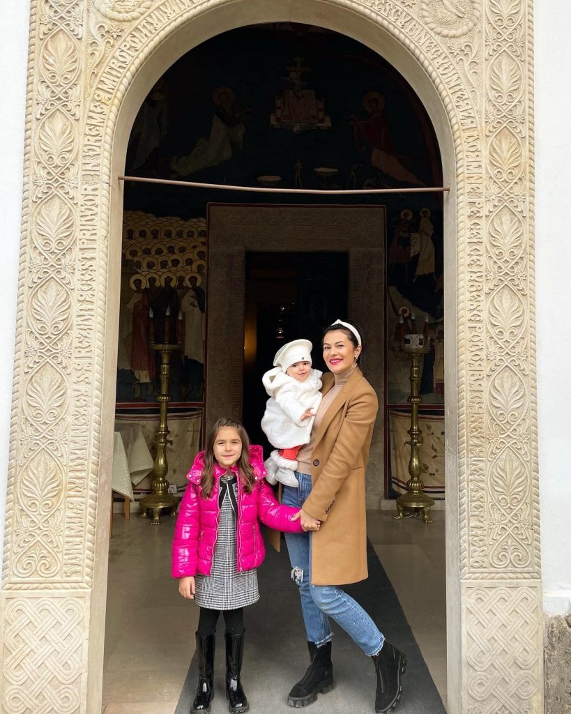 Olguța Berbec, în vizită cu familia la Mănăstirea Tismana