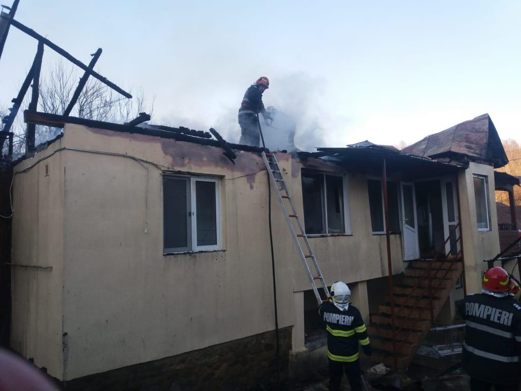 Acoperișul unei case din comuna Godinești, mistuit de flăcări