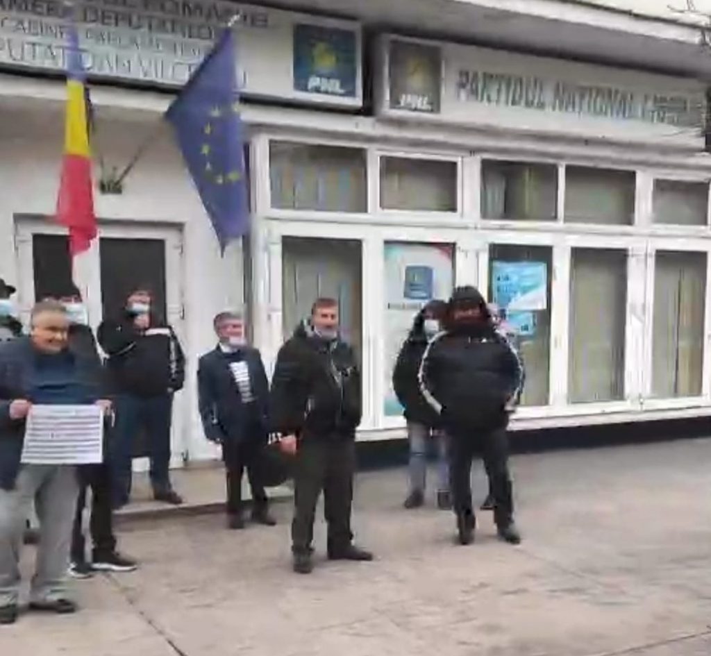 Protestatarii din Piața Prefecturii au mers la sediile PNL și PSD. „Oamenii au vrut să mergem peste ei“