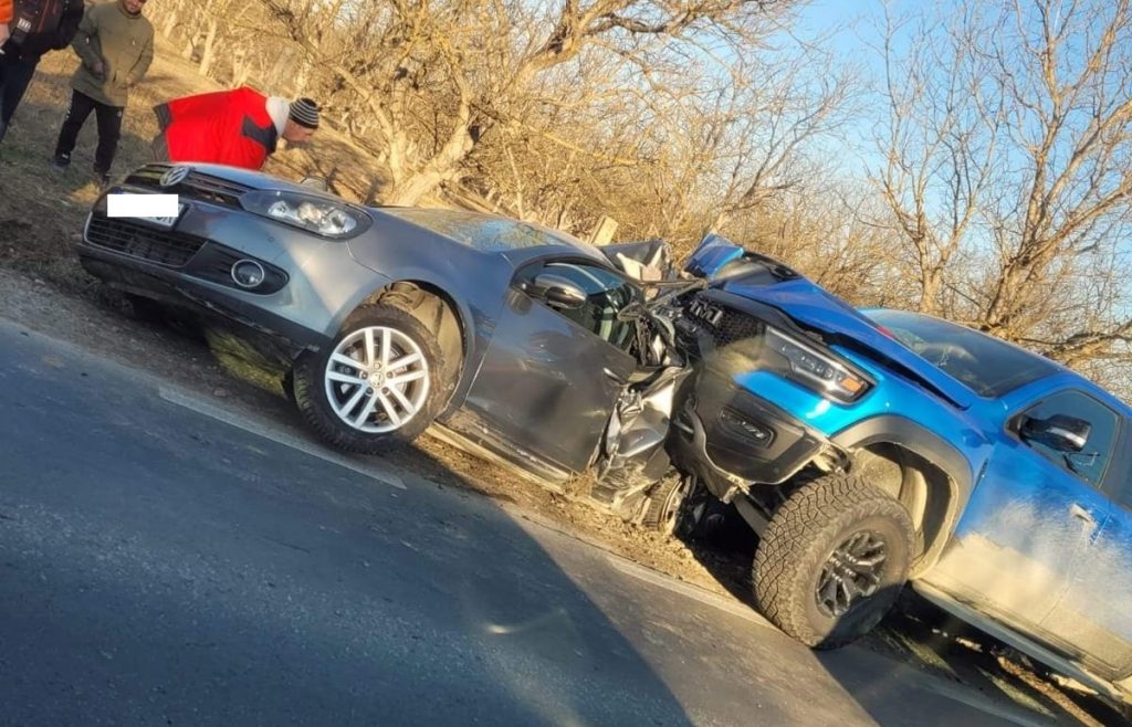 VIDEO Autoturism spulberat de un bolid, la Bârsești. Accidentul a fost filmat