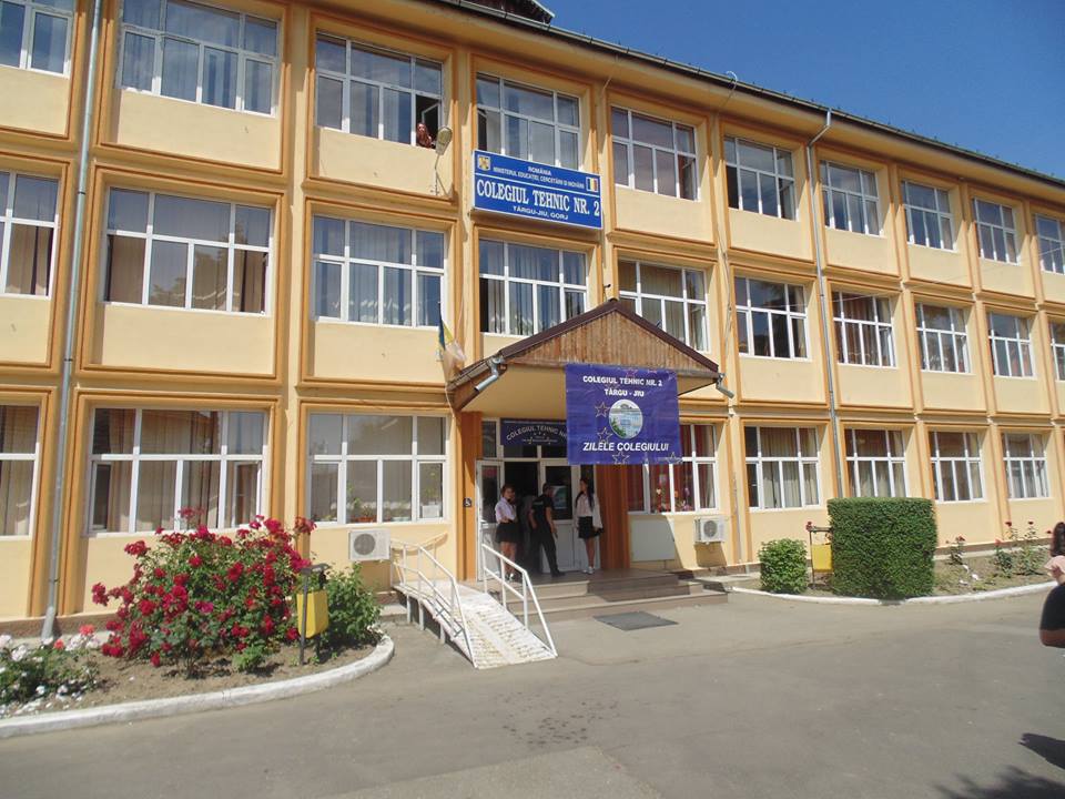 O elevă de la un liceu din Târgu Jiu s-a aruncat de la fereastra clasei