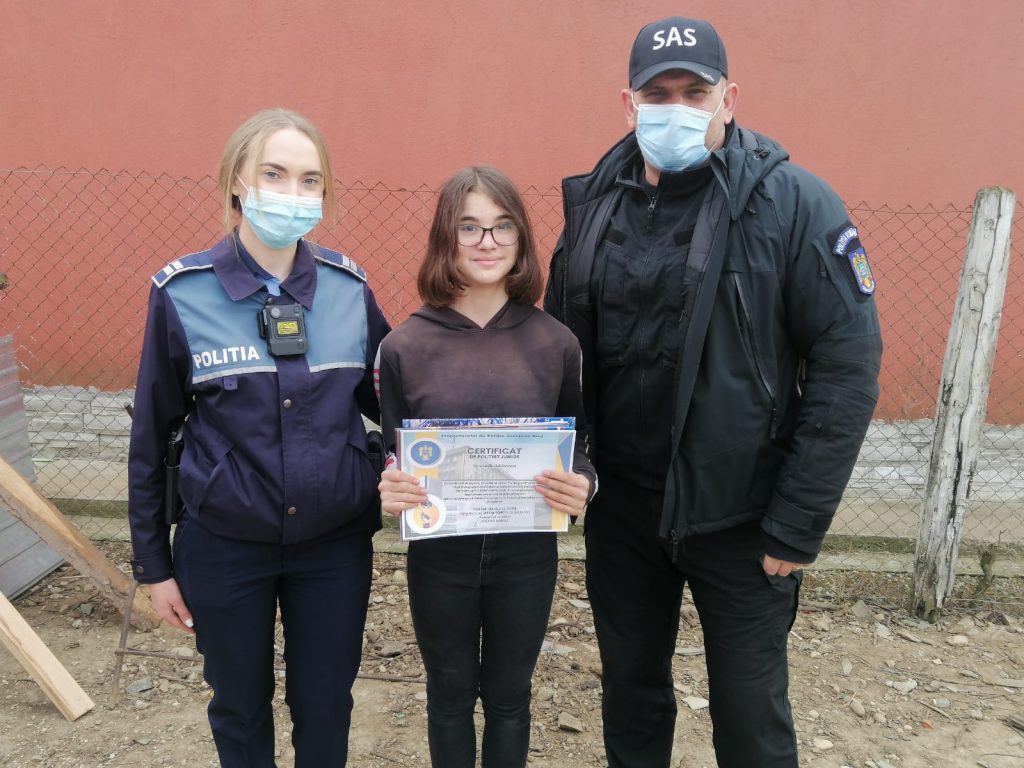 Polițiști, la locuința unei fetițe premiante la învățătură. Ce cadouri i-au adus