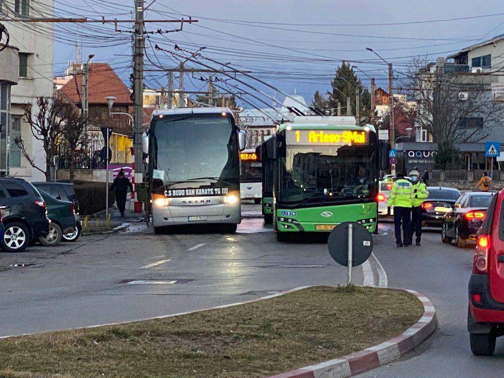 Autobuz în flăcări pe o stradă din Târgu Jiu