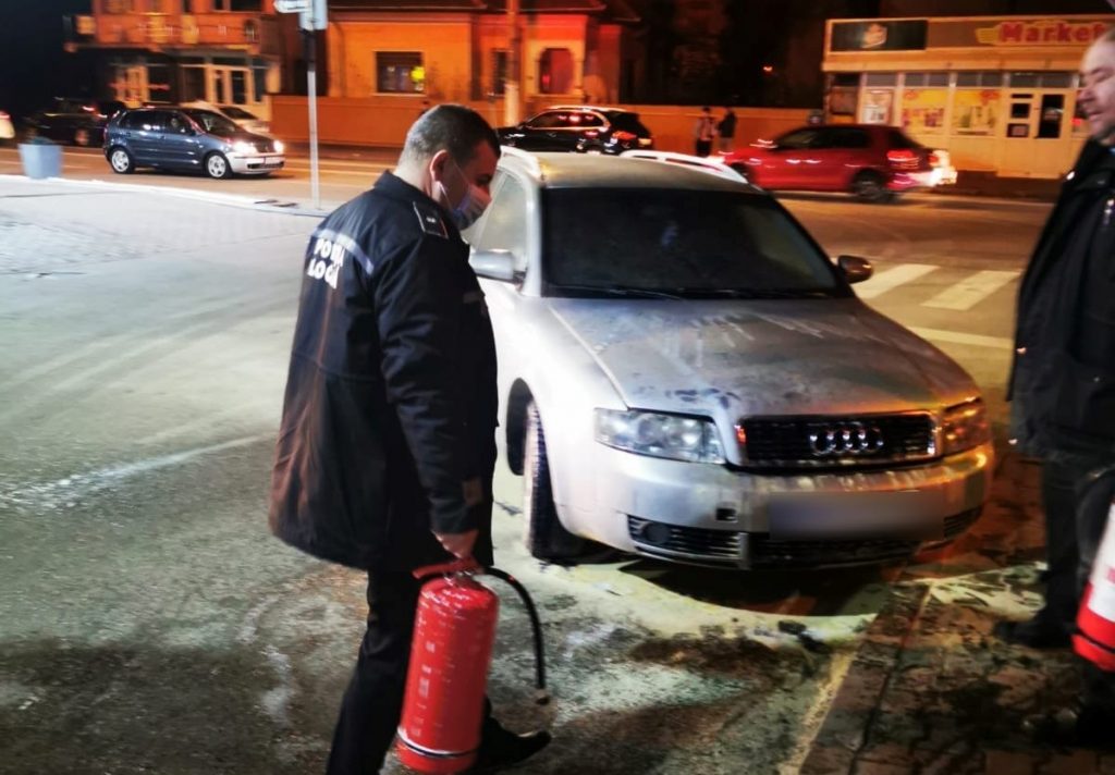 Incendiu izbucnit la un autoturism, stins de polițiști locali