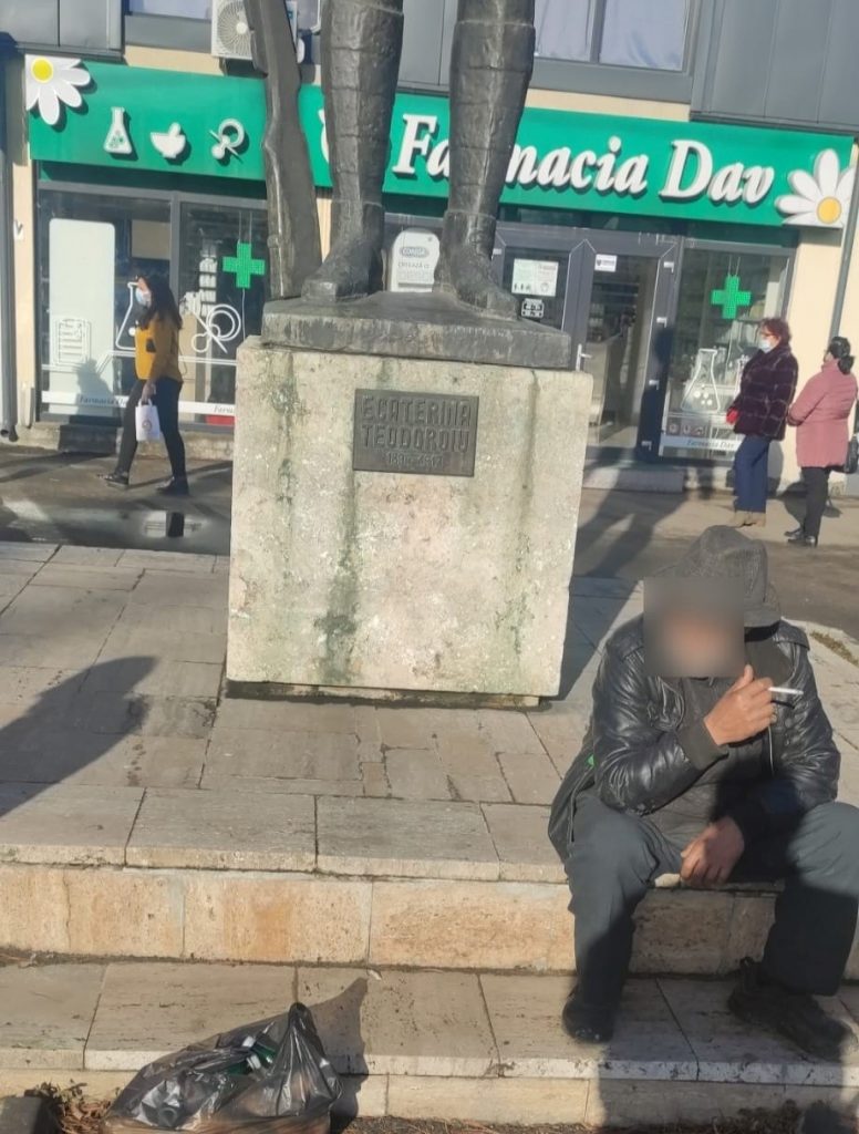 Consumau alcool lângă statuia Ecaterinei Teodoroiu