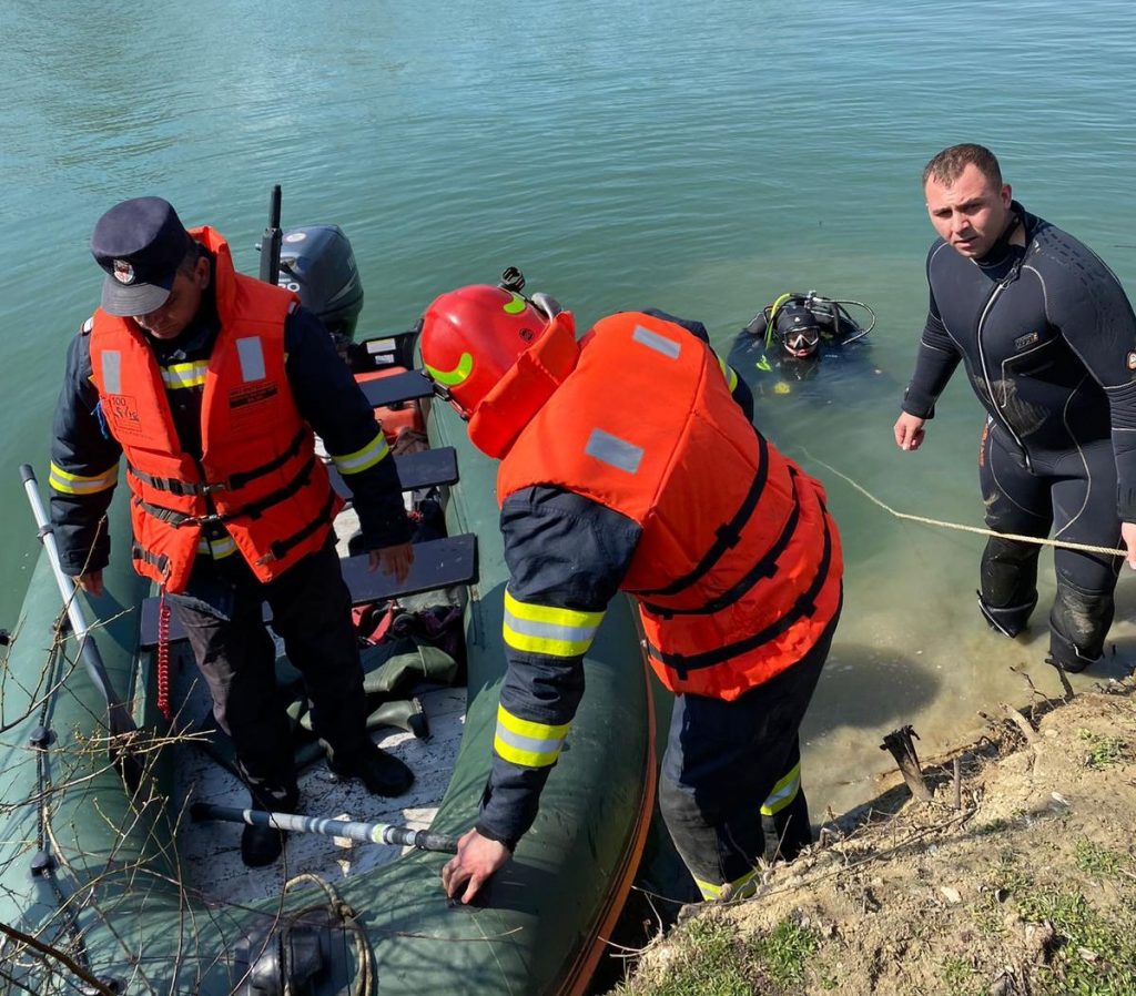 VIDEO A lăsat un bilet de adio și s-a aruncat cu mașina în râul Jiu