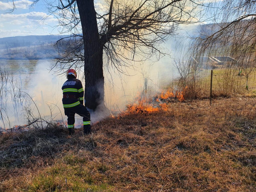 33 de incendii de vegetație uscată în ultimele 24 de ore