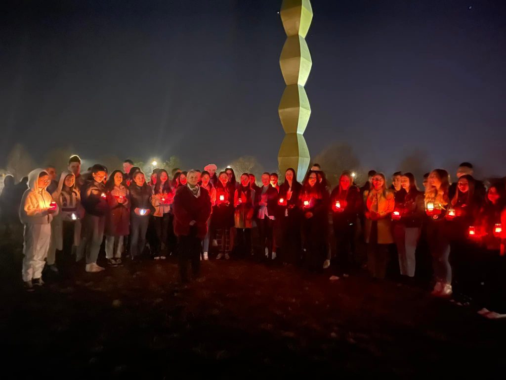 VIDEO Au cântat cu candele în mâini lângă Coloana „fără Sfârșit“