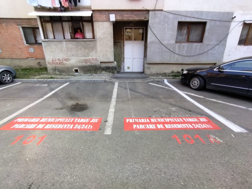 Accesul într-un bloc din Târgu Jiu, blocat de o parcare de reședință Parcare de resedinta
