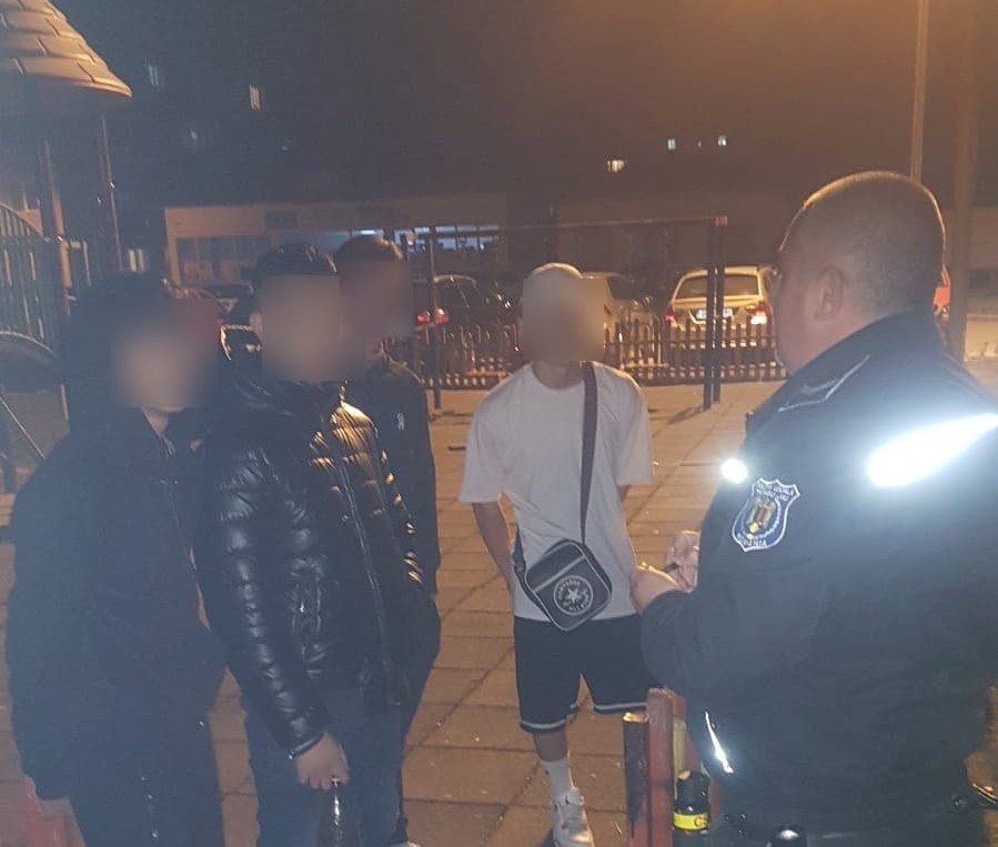 S-au distrat noaptea într-un loc de joacă din Târgu Jiu. Poliția Locală a intervenit