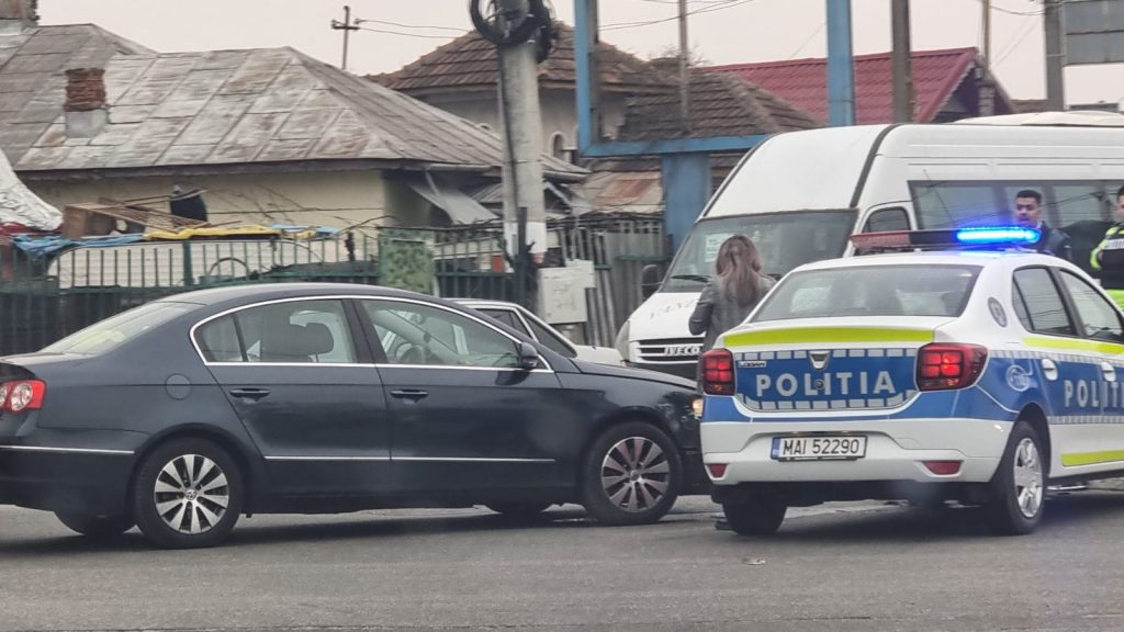 Autospecială de poliție tamponată într-o intersecție cu sens giratoriu din Târgu Jiu