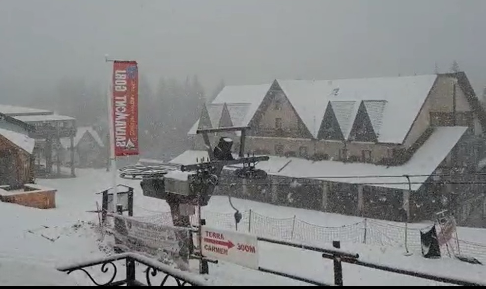 VIDEO Ninge abundent pe Transalpina. Utilajele de deszăpezire au intervenit