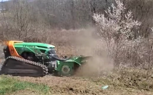 VIDEO Utilajul controlat prin telecomandă care taie vegetația, aflat în dotarea unei primării din Gorj