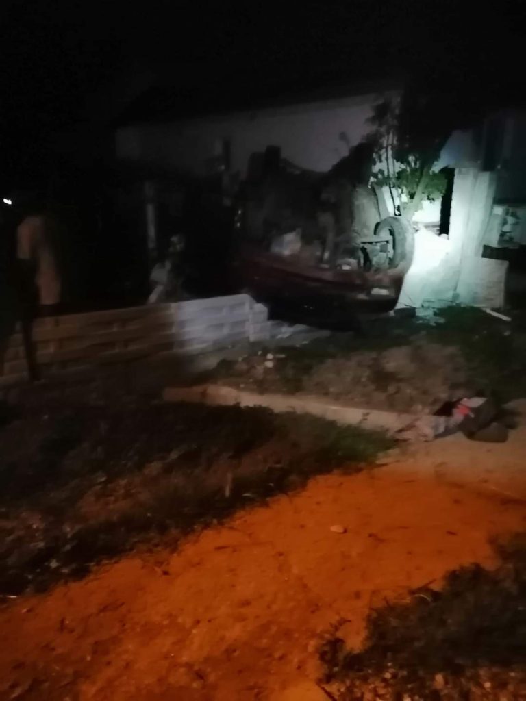 A spulberat gardul unei locuințe. Șoferul a ajuns la spital