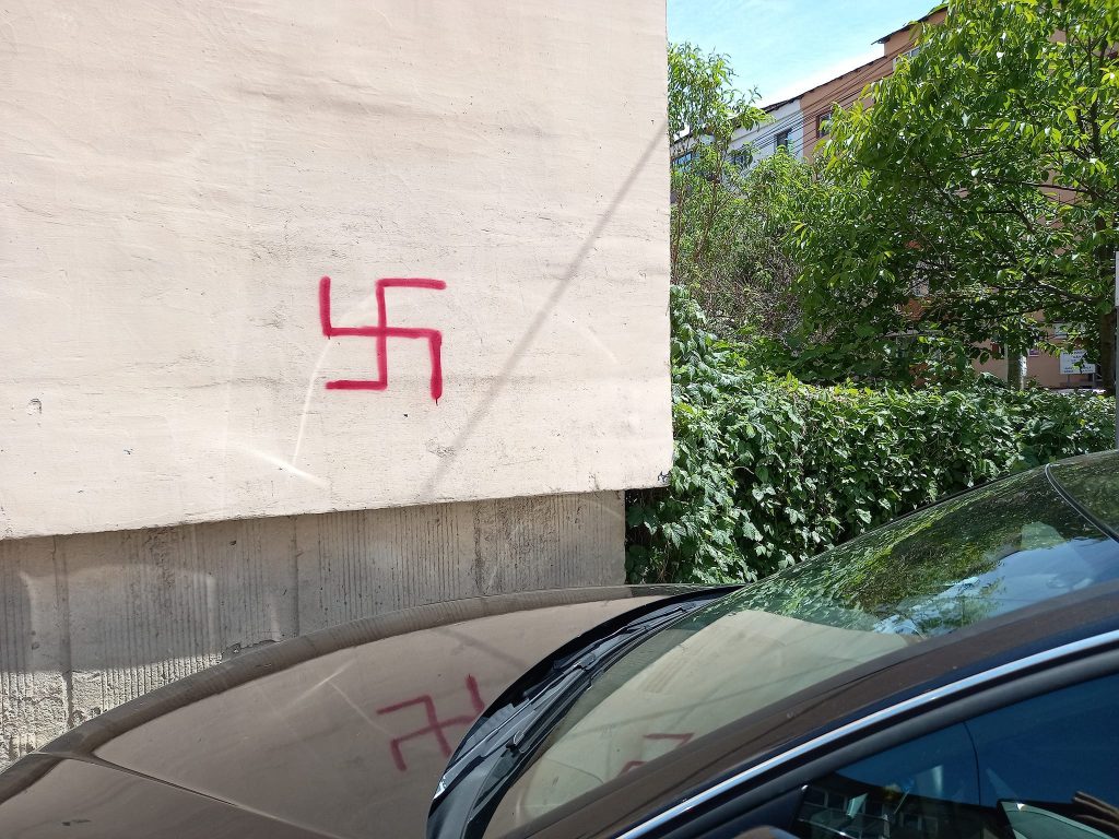 Zvastica pe un bloc din Târgu Jiu