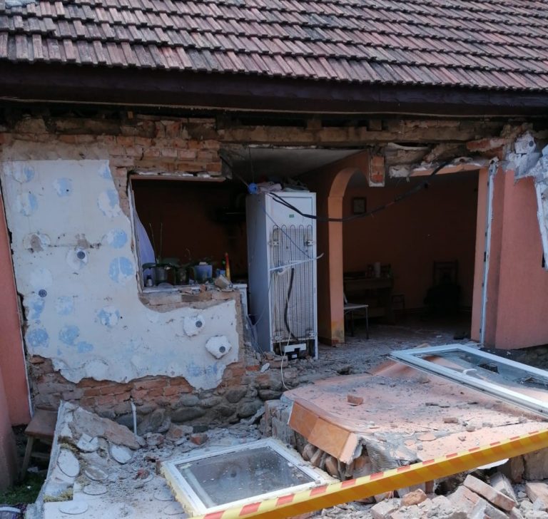 Explozie la o locuință din Peștișani. Un copil de cinci ani a fost rănit