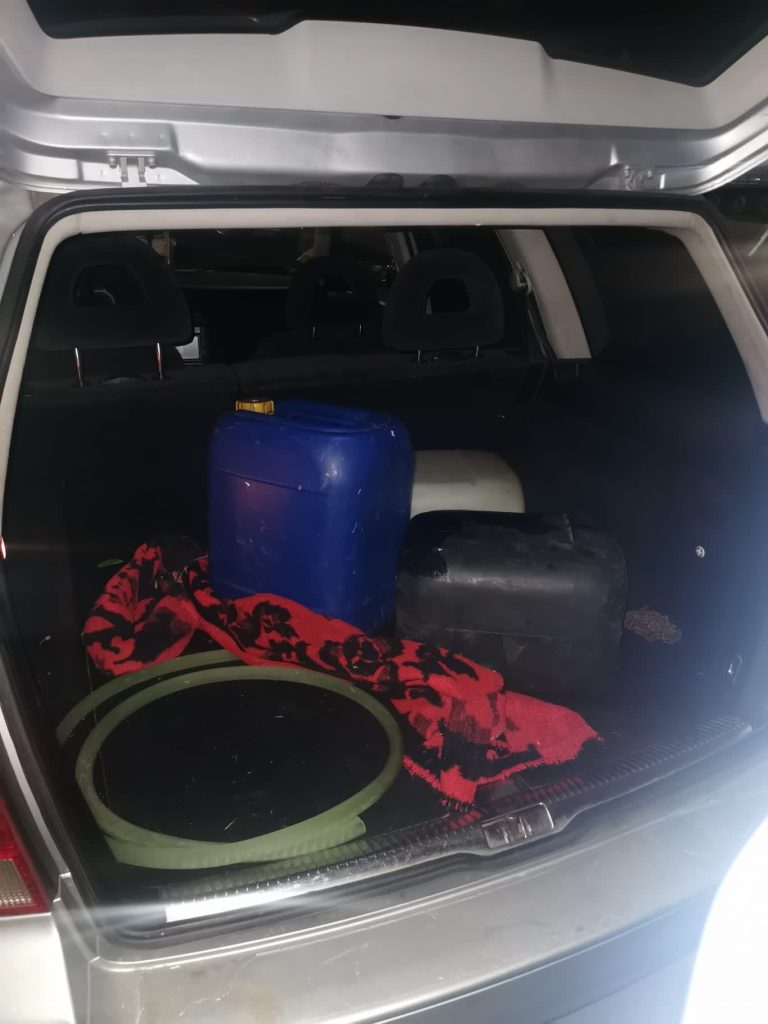 Prins de polițiștii locali în timp ce încerca să sustragă combustibil din camioane