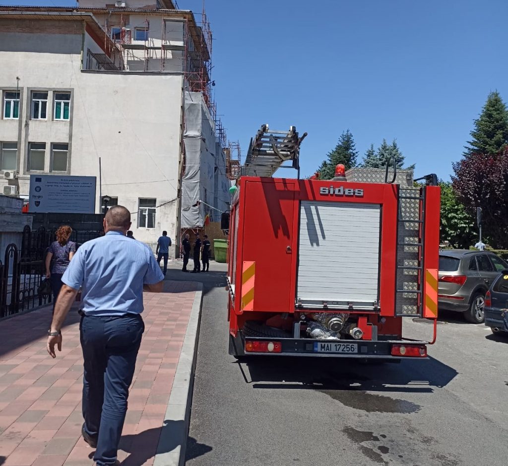 Incendiu la spitalul din Târgu Jiu. Zeci de persoane au fost evacuate